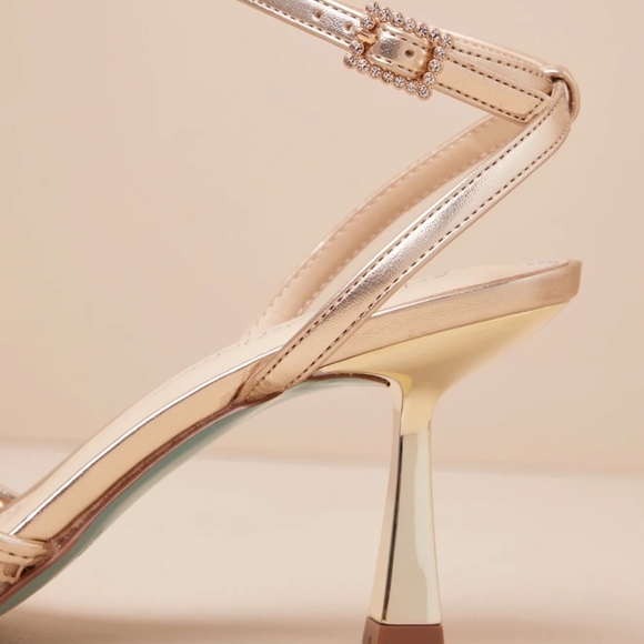 🔹️Betsey Johnson🔹️ Gold Mesh Carli Floral Applique Ankle Strap Heels - Picture 6 of 6